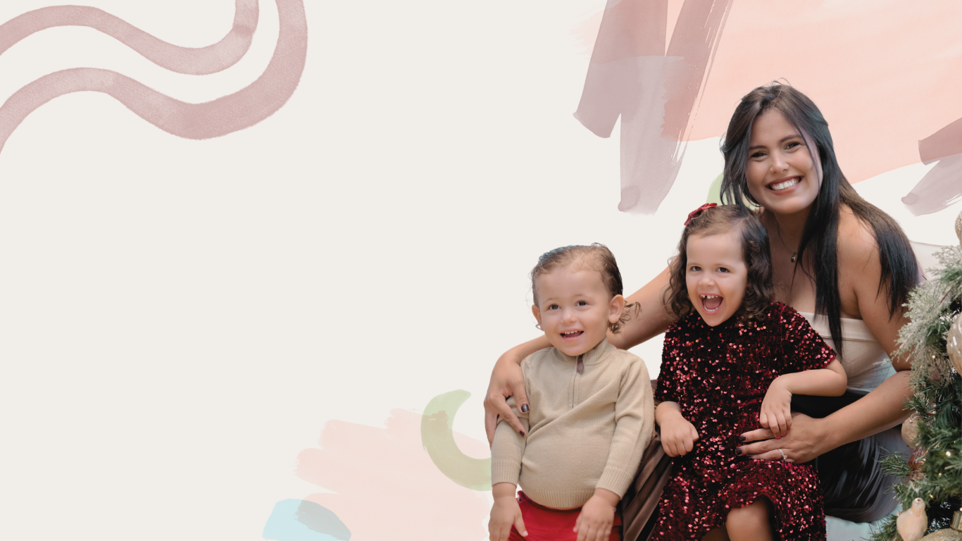 Mama con sus hijos en un ambiente familiar y calido